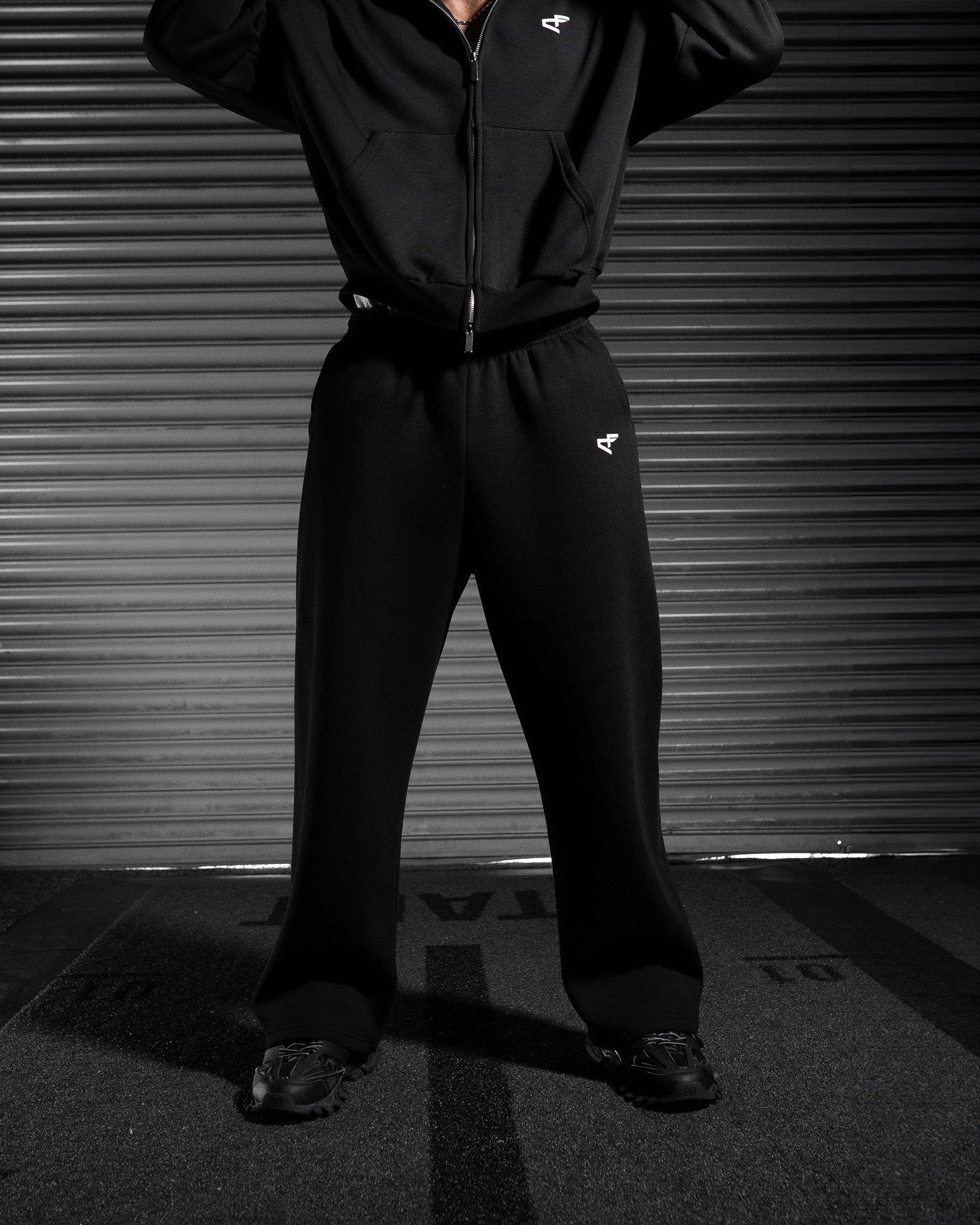 Daily Logo Wide Jogger - Obsidian Black